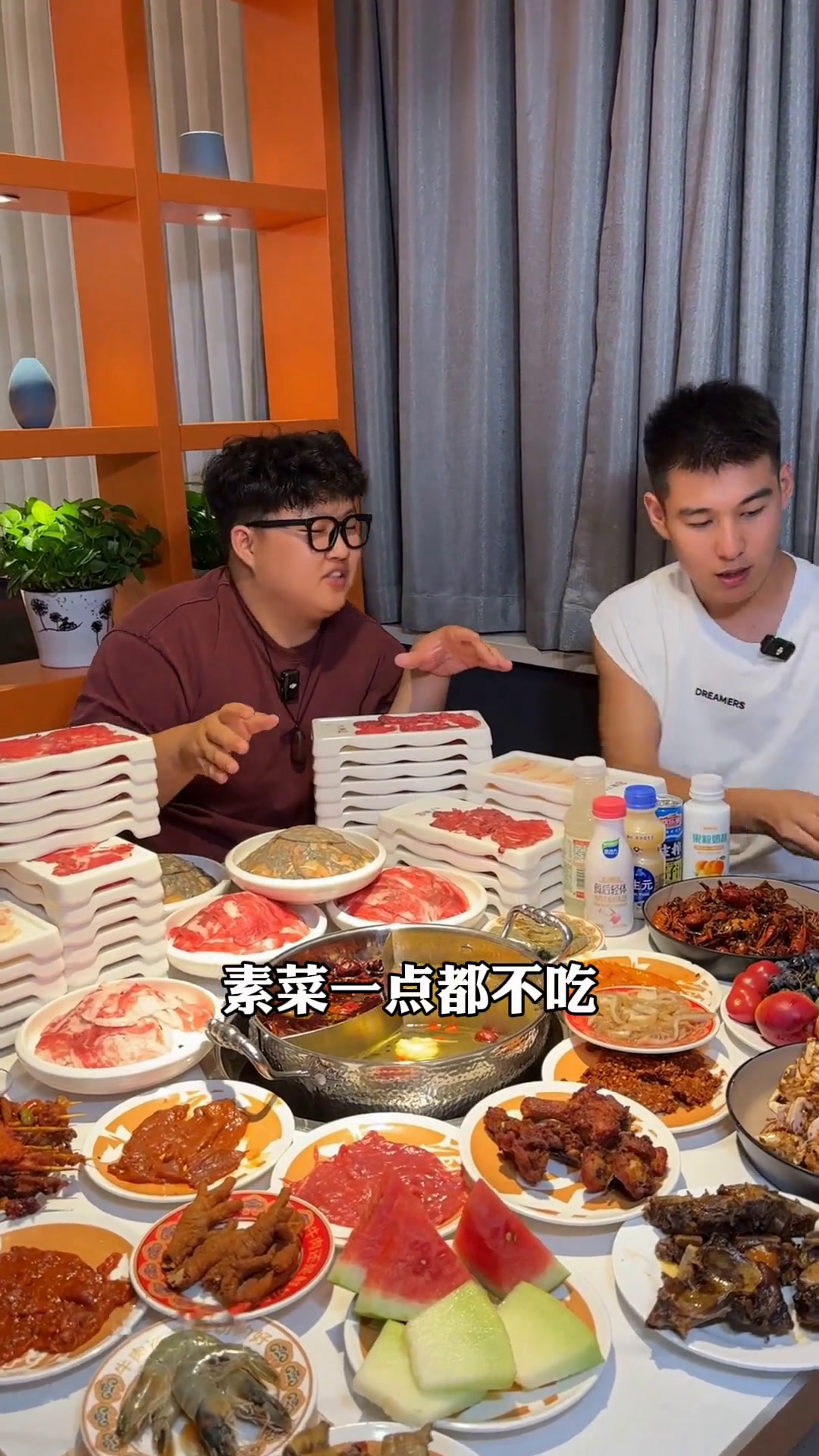 108元鲜切肉自助不限量,店里一百多种菜品种类特别全,菜品很新鲜,锅底味道嘎嘎好吃,大家来