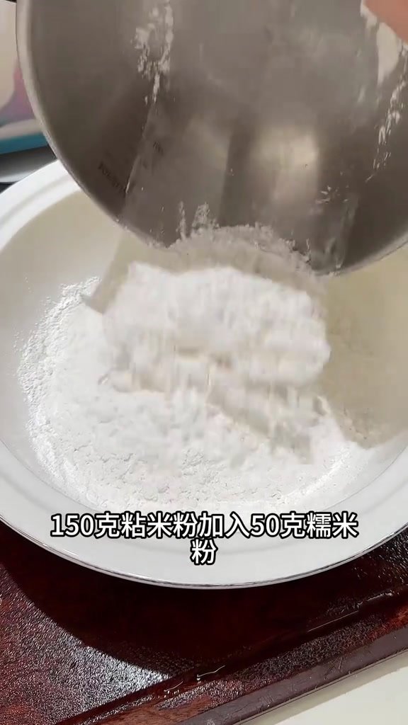 又香又脆的江西盐菜包子,盐菜香味特别浓,没吃过的姐妹赶紧动手做起来啦!美食教程盐菜饼盐菜包