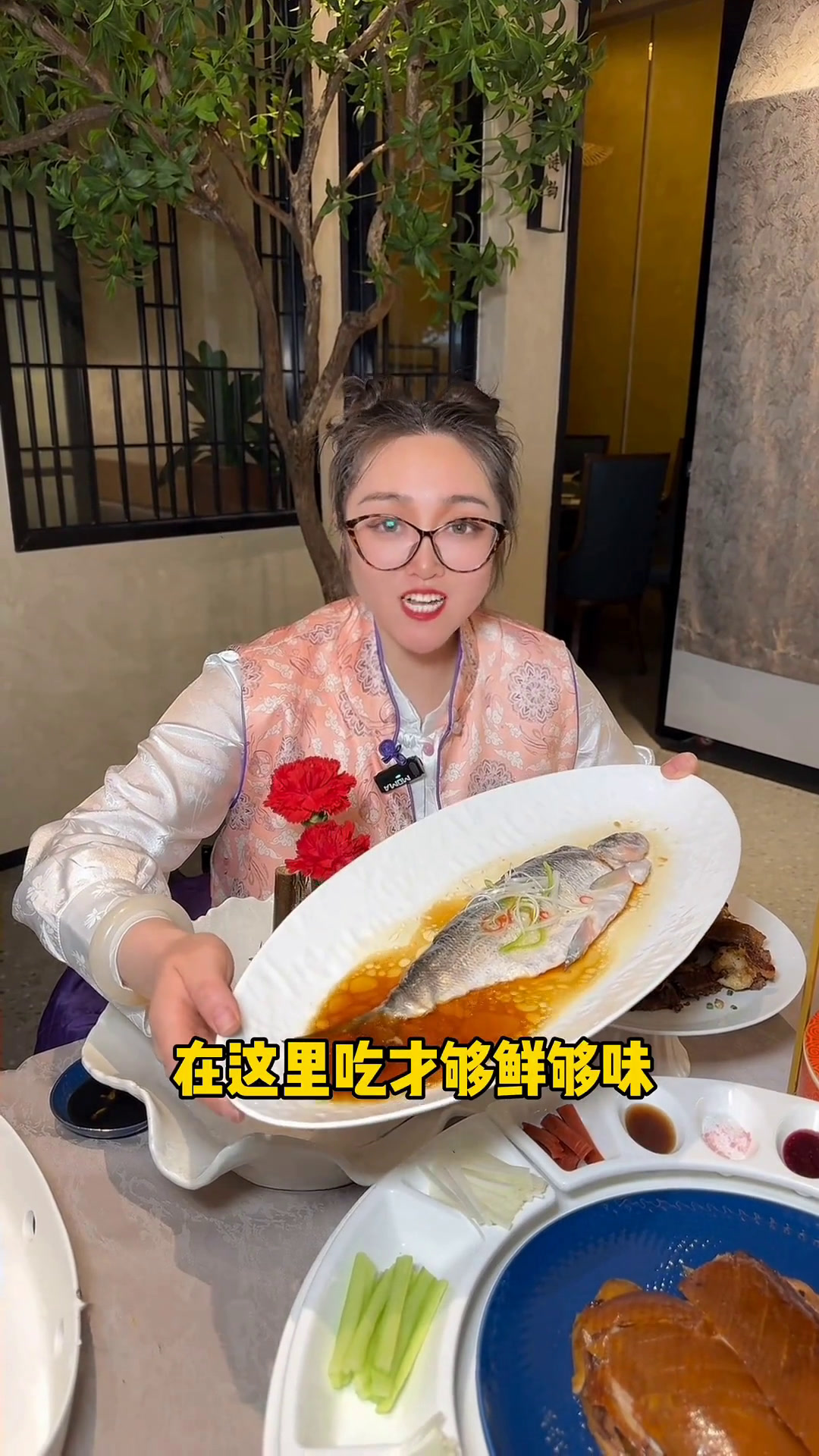 368品赛里木湖美味珍馐高白鲑的鲜美,享大董酥不腻烤鸭的丰富的口感和精致,4人餐的每一道菜