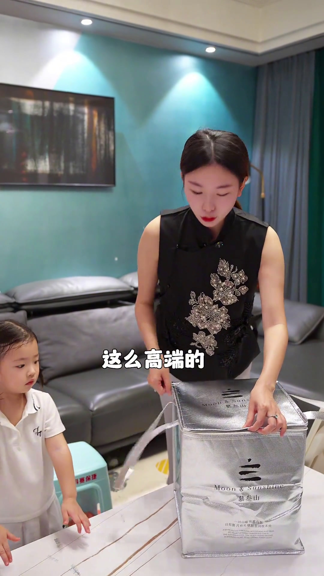 这家蛋糕包装好精致啊,里面送的拍照可好看啦!蛋糕吃完了,包装我都舍不得丢!送姐妹也可有仪式