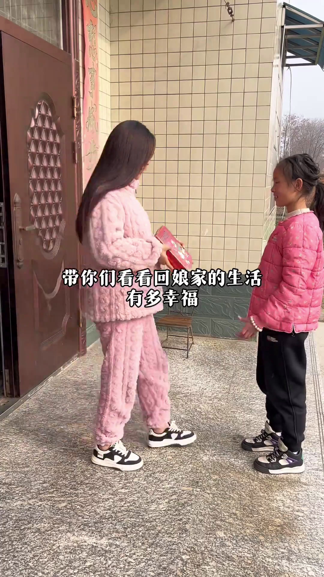 明天就是新的一年了,今天给侄女准备了礼物,一份她想要了好久的诺梵松露巧克力,喜欢吃的姐妹也