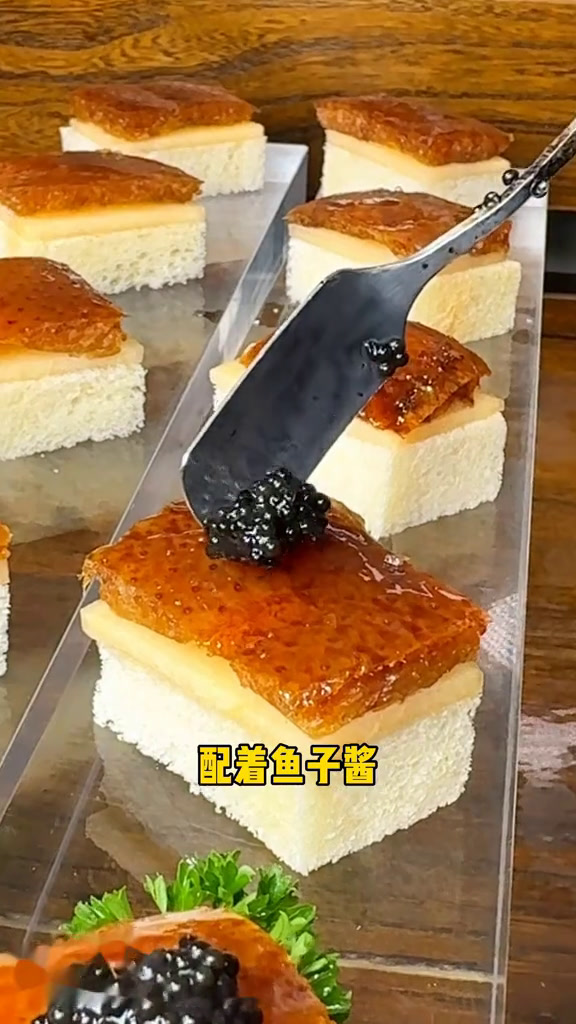 老铺烤鸭明园店9周年,又来给大家送优惠了,菜品不仅好吃,而且还有超多优惠套餐哦,约会小聚,