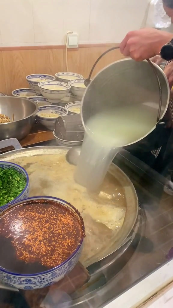 铜川人民的早餐咸汤面,我们来啦!一大早来这么一碗是真的太撑了,咸汤面真的用中药熬的汤底吗?