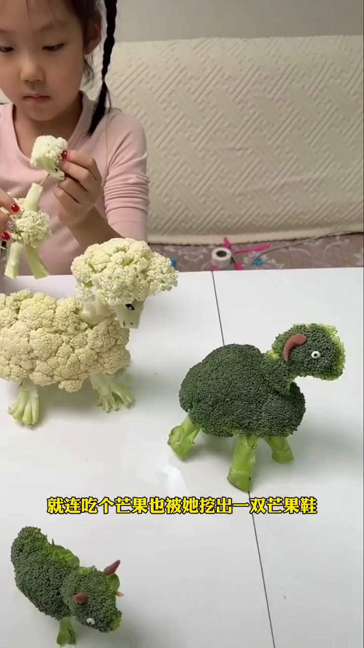 萌娃做出各种各样的小动物,因太有想象力用鸡蛋壳做出小鸡,用做出乌龟,茄子做出企鹅