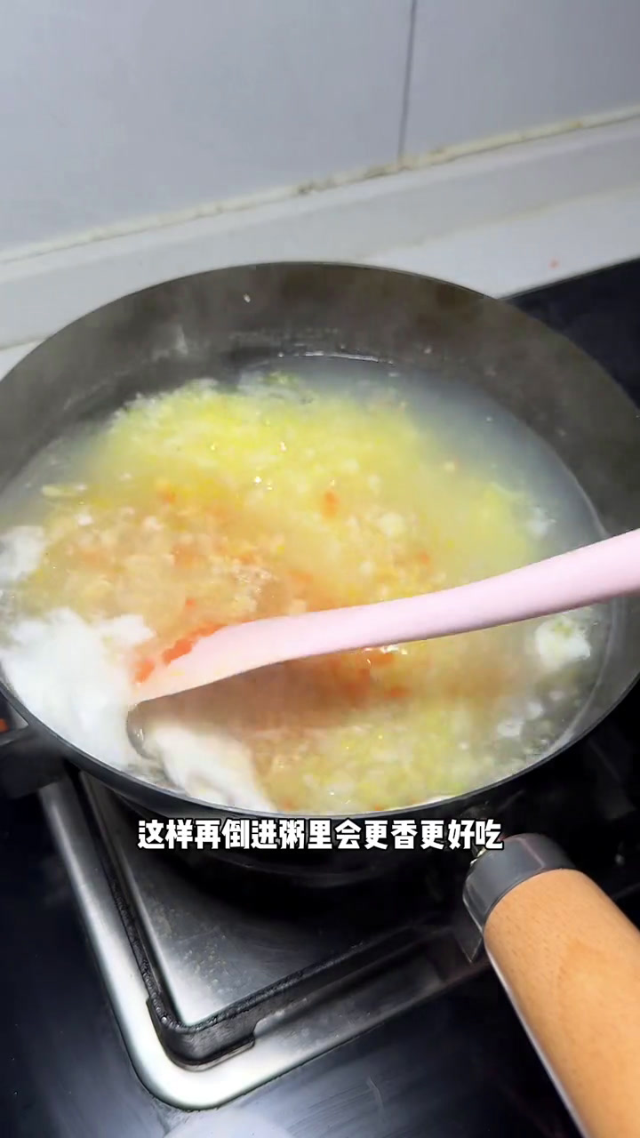 来看看2岁3个月高93重27的宝宝,早午两餐都吃了啥?早餐:肉末时蔬粥+葱香发面饼午餐:一