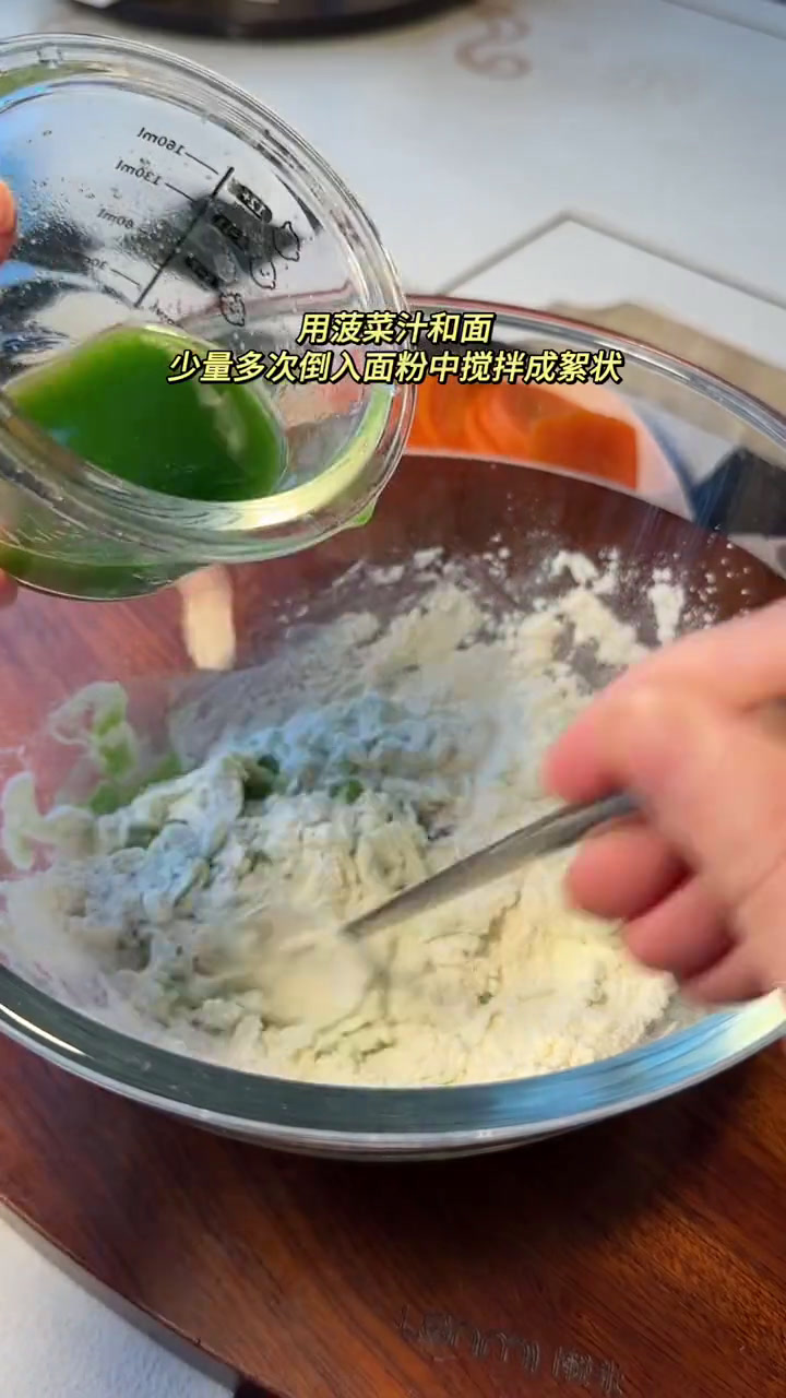 5块钱的肉就做了一大盘饺子,够宝宝吃个一周了,今天做双色猪肉饺子!一次多做点冷冻起来,吃的