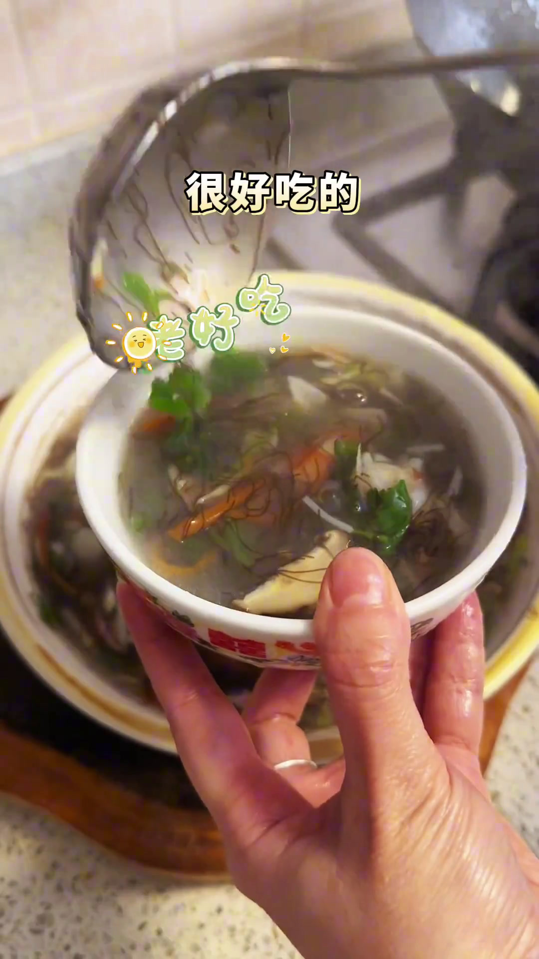 这道海鲜发财羹也太好喝了,鲜得来连眉毛也没了