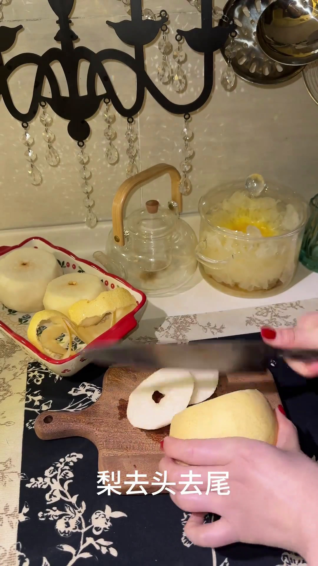 秋冬必备雪梨银耳汤