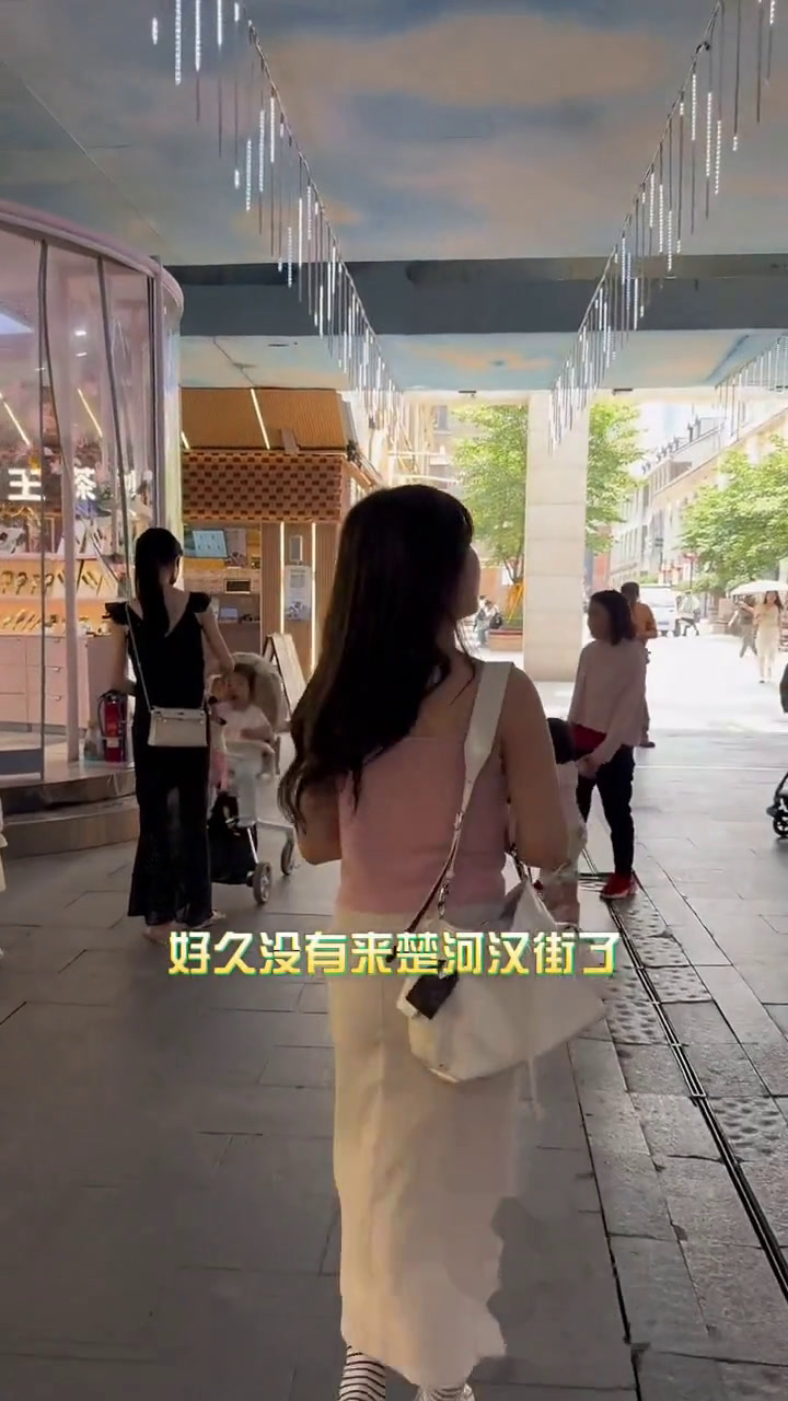 周黑鸭竟然和兵马俑联名啦,好有趣,还有优衣库和周黑鸭联名的衣服!武汉旅游美食周黑鸭周黑鸭兵