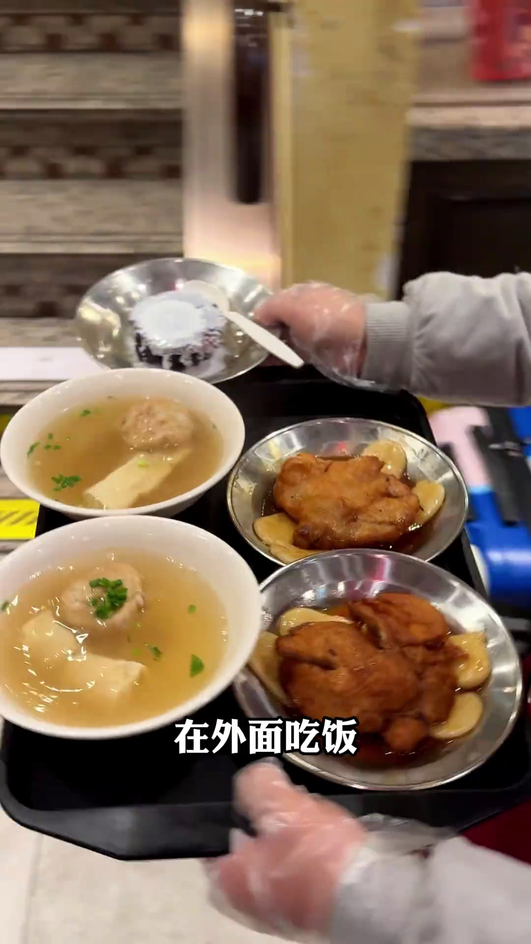 因为一部《繁花》上海百年老店-鲜得来又火了一把排骨年糕鲜得来半个都在排骨年糕