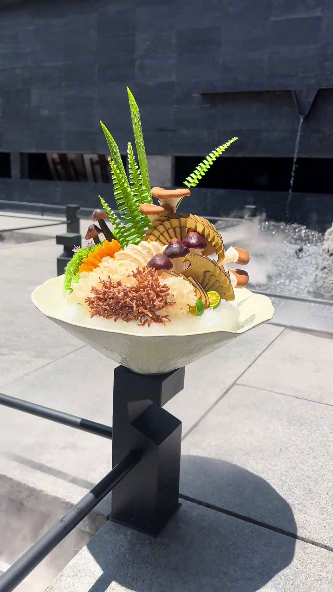 不起眼的餐具、和不起眼的我、造就不一般的食材、磨炼的过程些许不顺、但通往成功的道路并非偶然