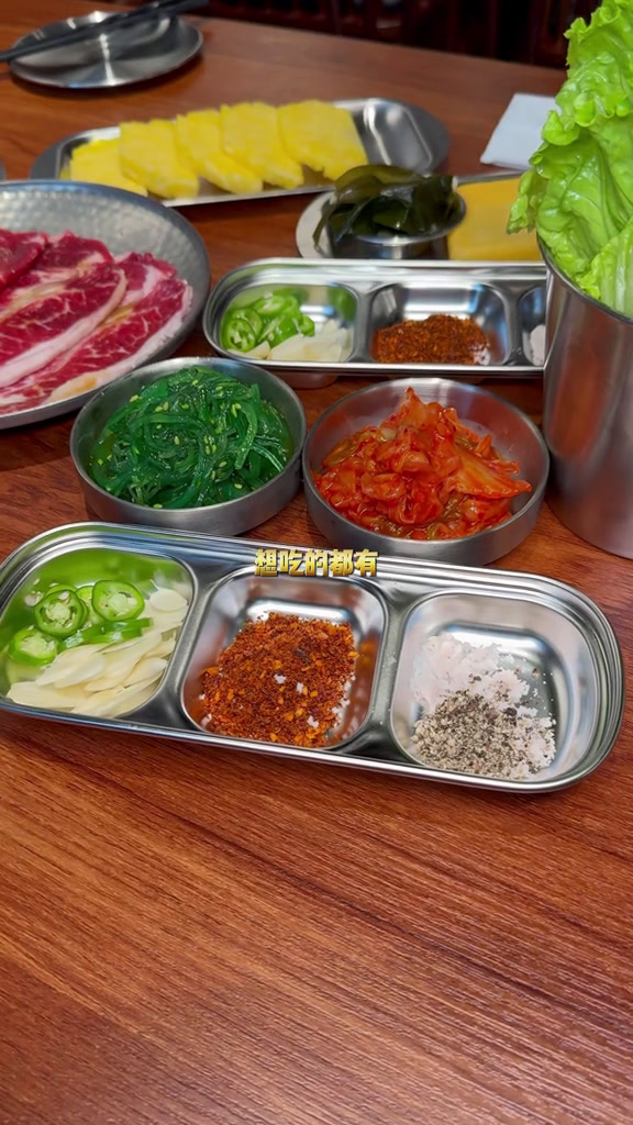 一家很有特色的烤肉店,出品摆盘和吃法都很不一样,老板娘还会亲自帮忙烤,强推这家“炭炭香烤肉