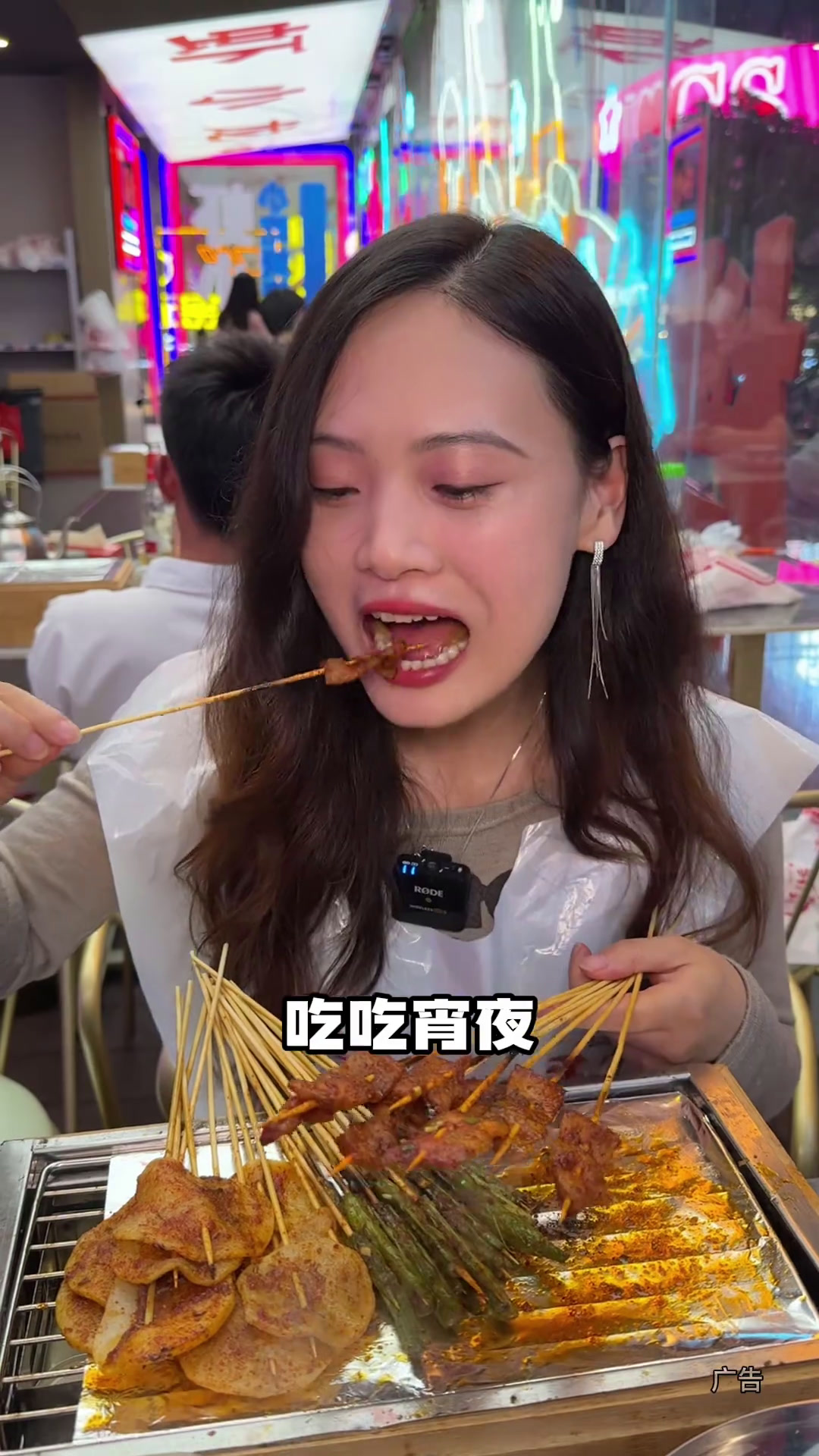 吃这个88的套餐要排队半个小时以上你们愿意吗?一共13件套直接小吃烧烤宵夜自由了～虾小龙小