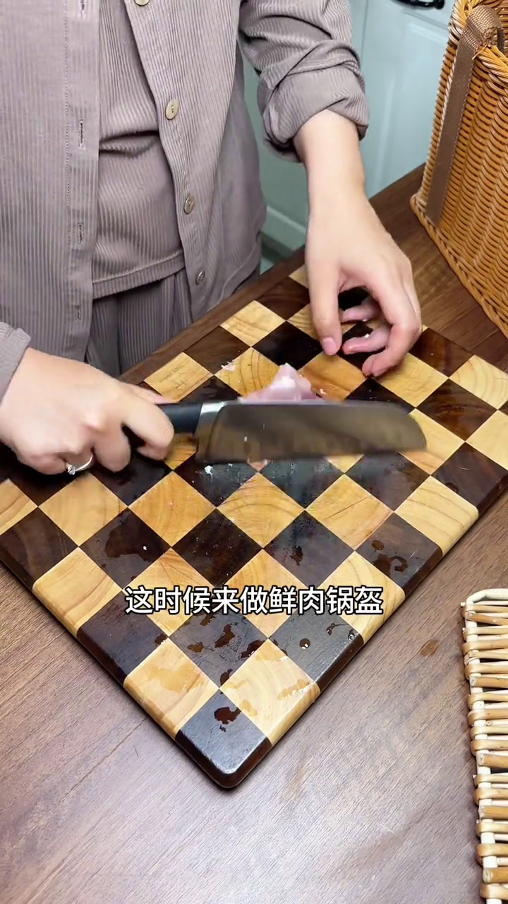 在忙碌的时候也会抽出时间给孩子好好做顿饭妈妈牌的冰糖炖梨还有好久没吃的鲜肉锅盔