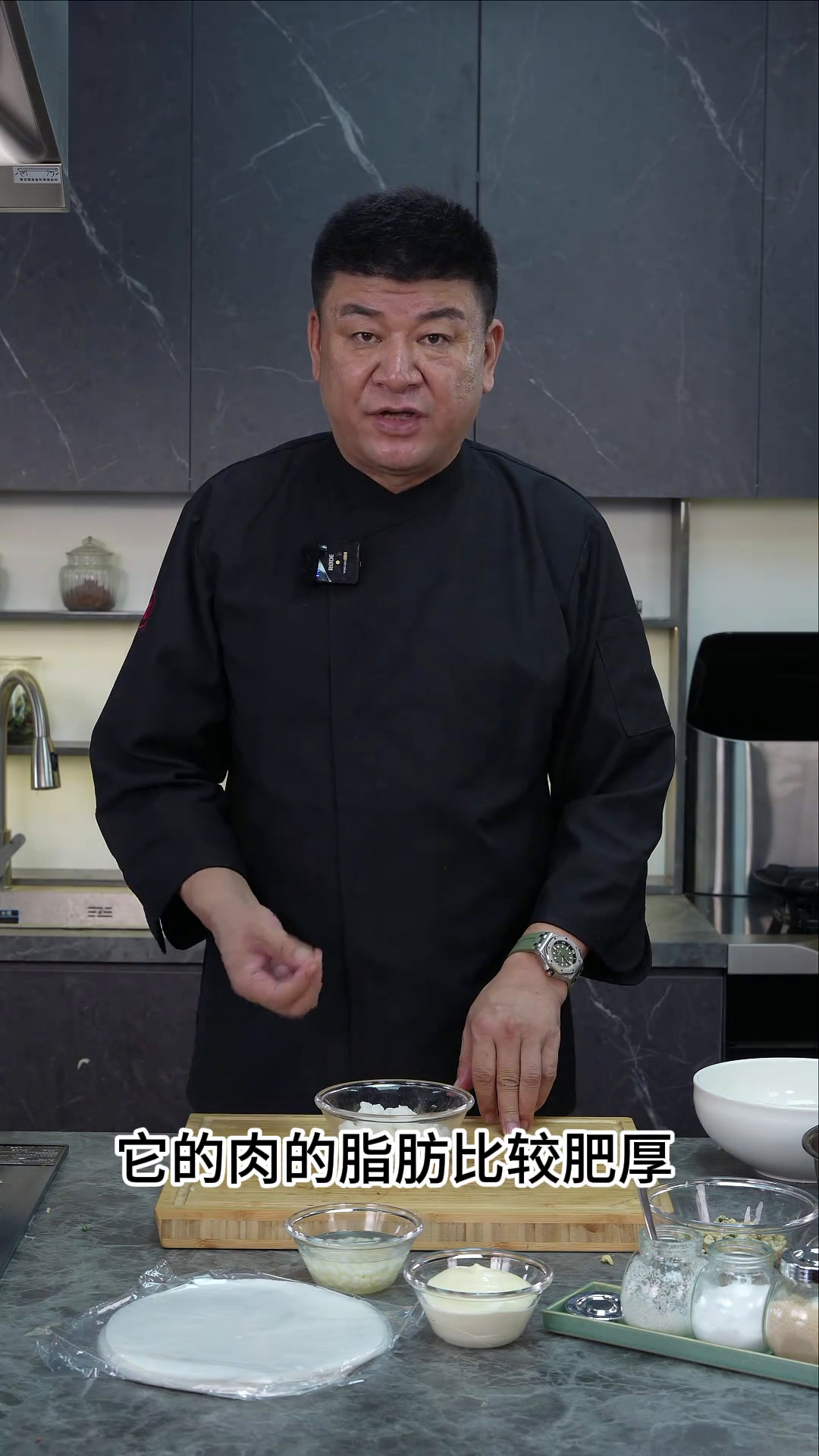 葱香核桃鱼卷,老少皆宜。美食官美食教程