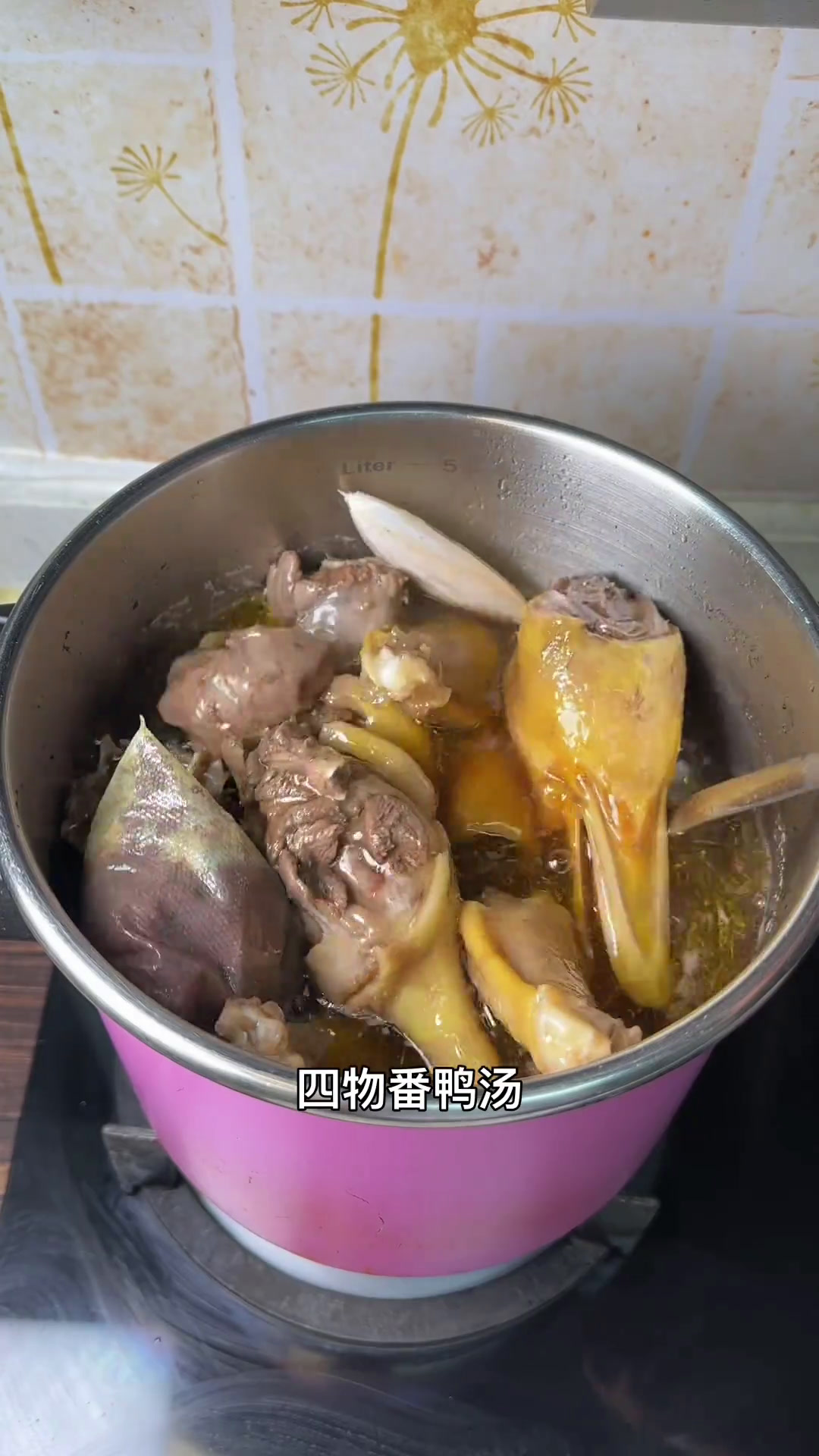 四物炖番鸭汤闽南父母经常炖的汤从小喝到大的,四物跟墨鱼下去炖番鸭很香的为你煲汤煲汤