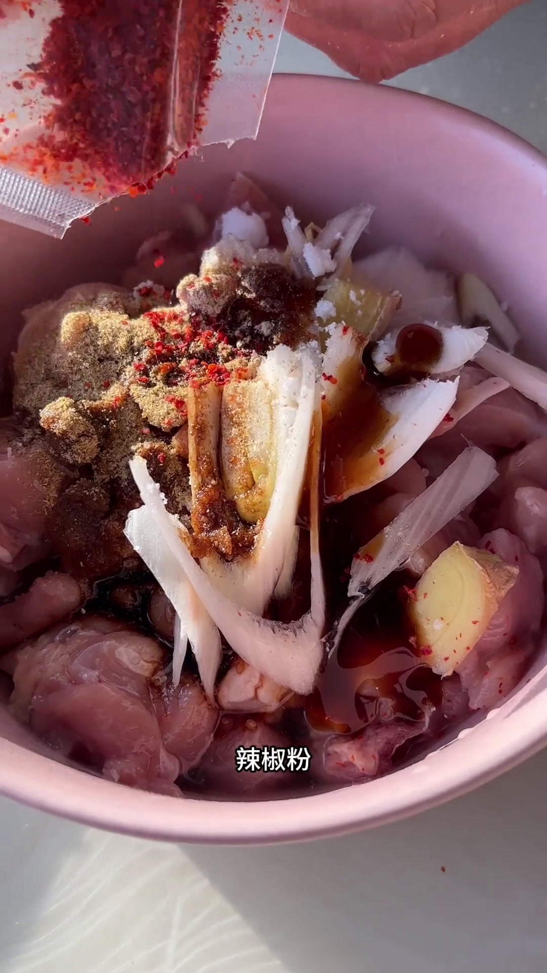棒棒鸡一口爆汁的棒棒鸡让俺妈轻轻松松就复制啦,真的和外面卖的一样。农村美食妈呀太香了棒棒鸡
