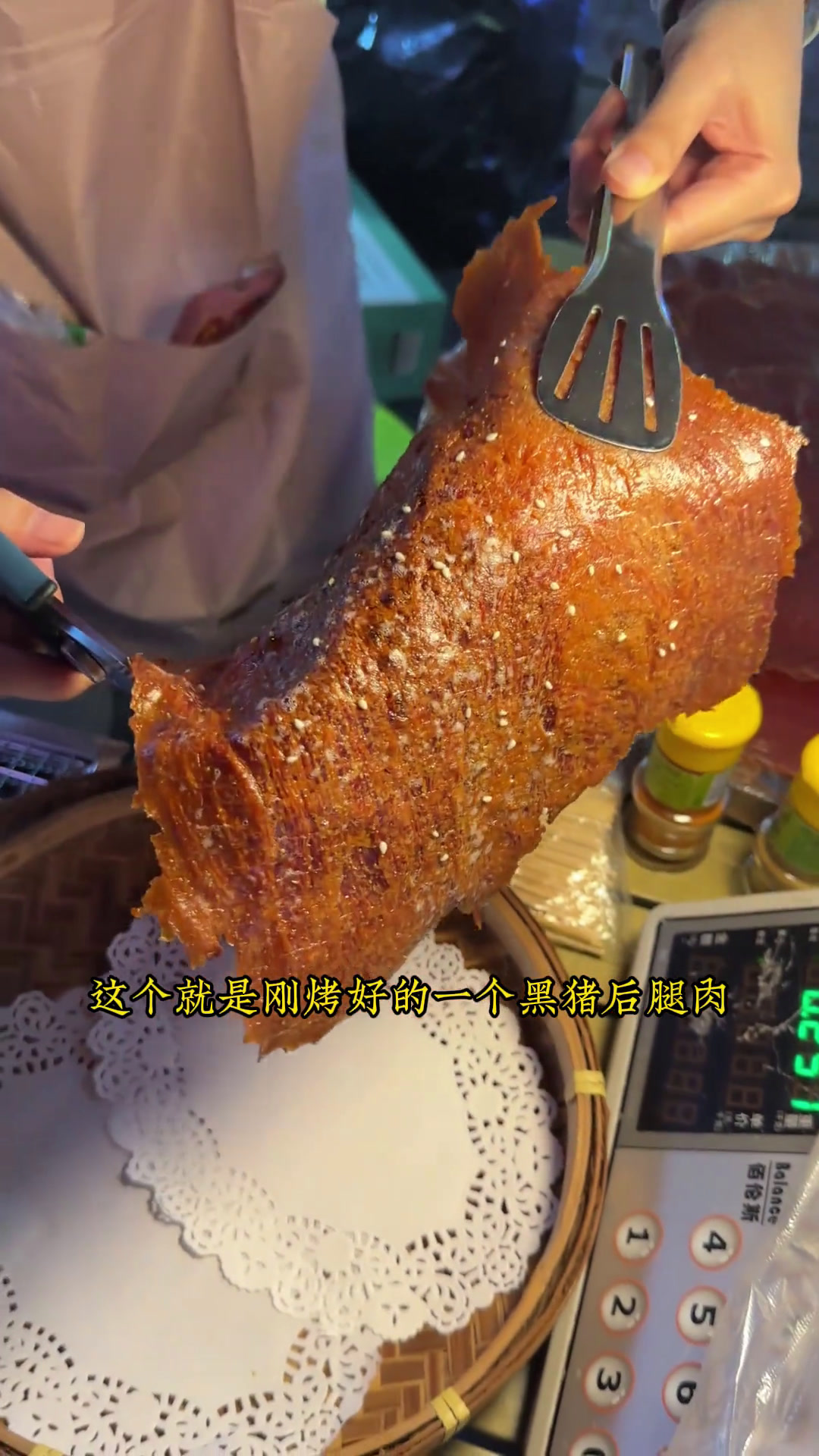今天阿橙带着猪肉脯到夜市现烤摆摊啦摆摊创业路边摊美味同城美食夜市的诱惑没人能拒绝我的摆摊日
