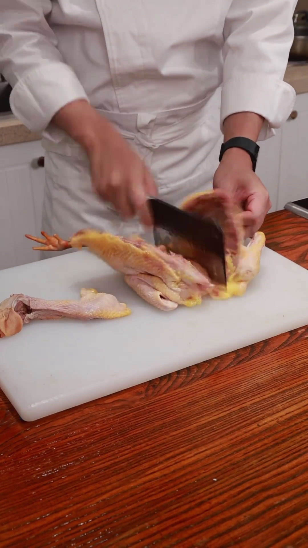 新鲜松茸配上散养的草鸡,简单的食材,炖出久违的鲜味松江本土菜美食官跟着学做菜