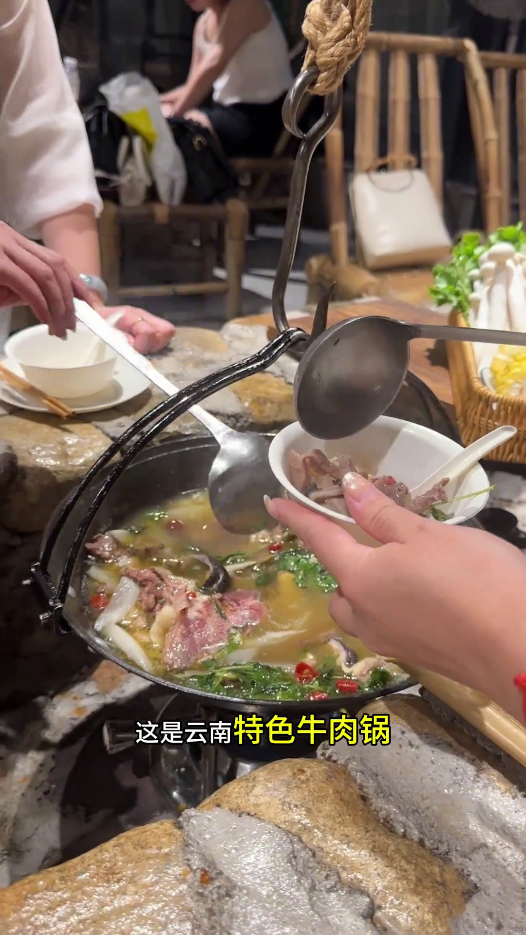 龙岩城里有一个院子,里头有三个小院。特色吊锅,包厢,私房菜,下午茶。这个地方,可以呆一天～