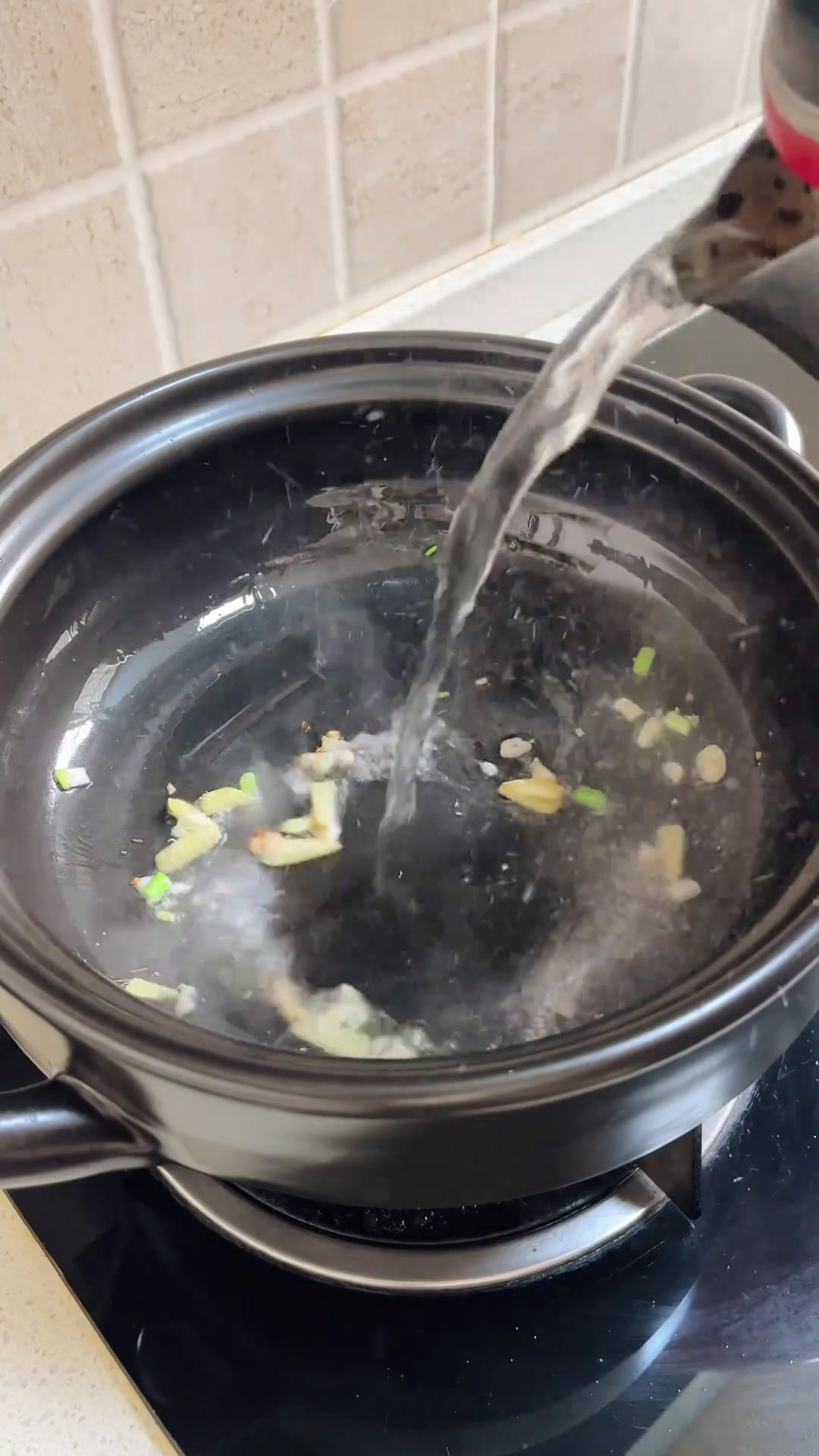 今天吃鱼丸菠菜汤,汤鲜味美!鱼丸汤家常做法家常菜我的厨房日记