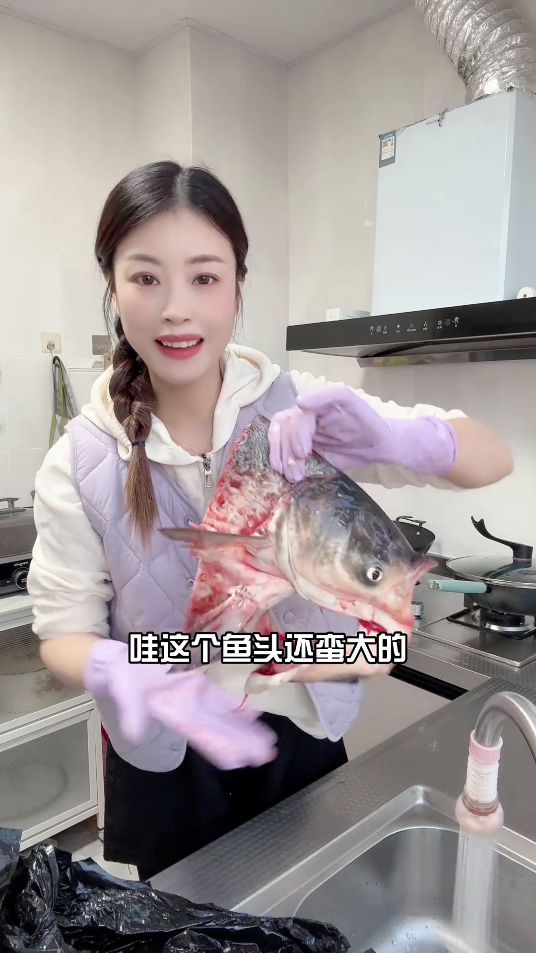 快来看看我下班后给家里人安排了什么好吃的饭菜,萝卜丝鱼头,香煎梅花肉,清炒葫芦虾米,酸菜四
