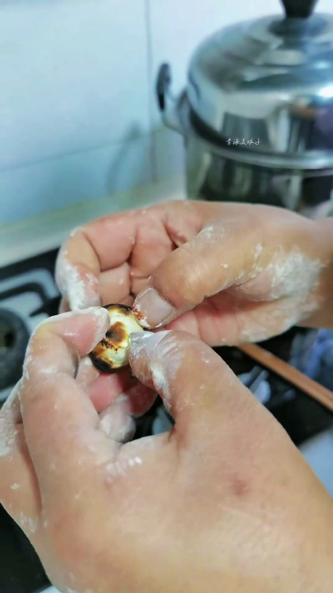 青海人的早餐,是一杯浓浓的熬茶,是一盘酥酥的香豆油饼,是一碗简简单单的土豆炒粉条地方特色美