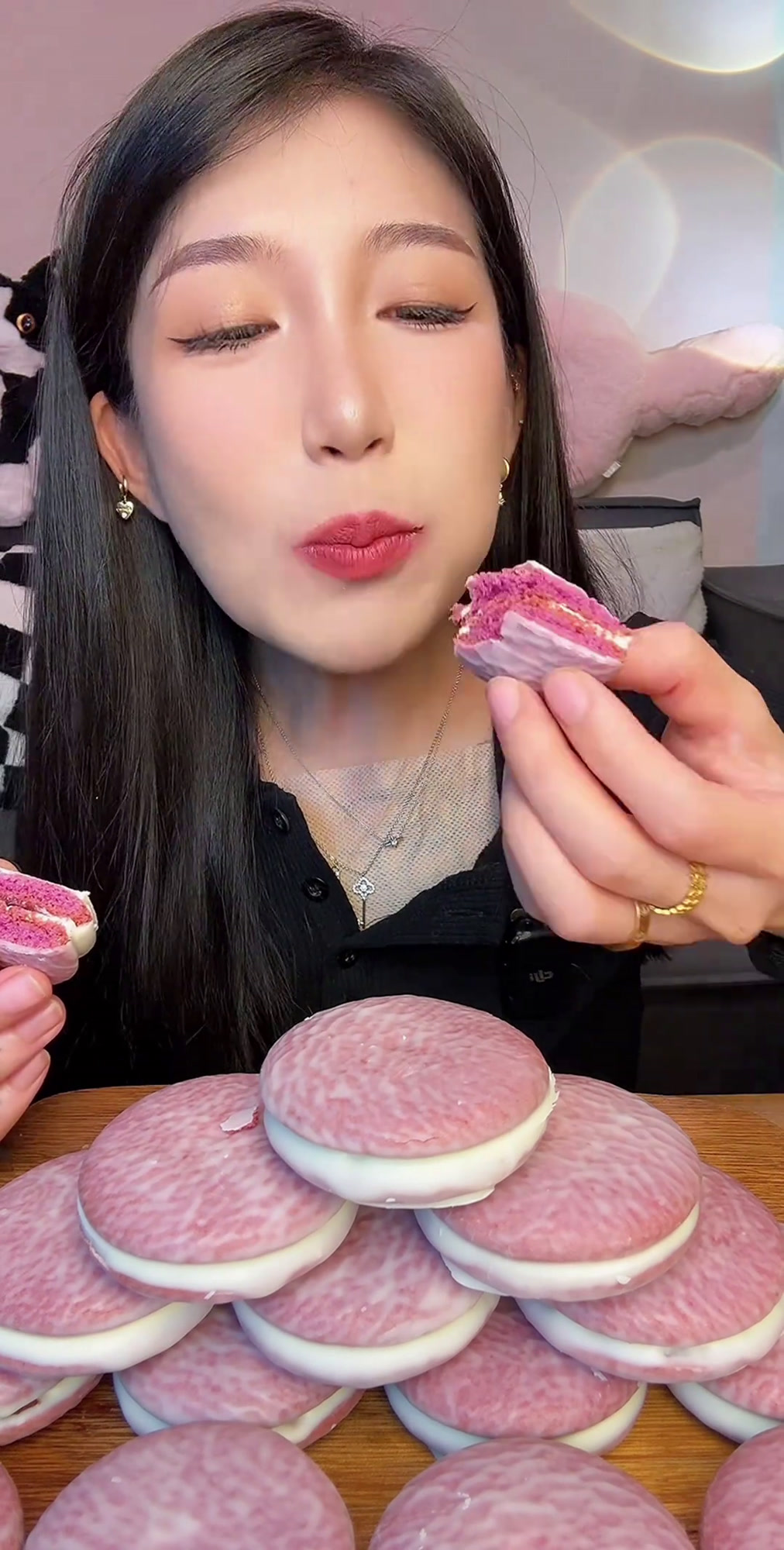 特别清新的葡萄派一箱10枚不齁甜不腻人外面是脆皮白巧克力中间是拉丝的棉花糖和葡萄果酱葡萄味