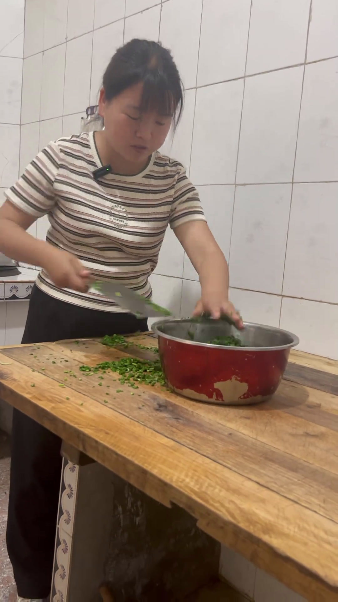 农村的烟火是生活的味道,地里的韭菜吃法很多简单的韭菜饼每一口都是大自然的馈赠让人吃的安心新