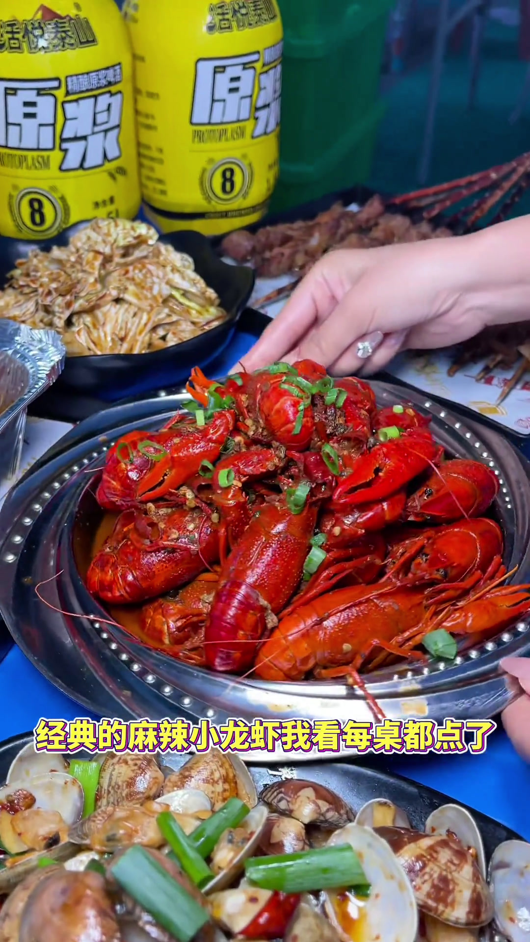 练摊你们都想去哪小龙虾烧烤和精酿夏天的烧烤季节来喽撸串儿约起来吃烧烤喝啤酒夜宵烧烤夜市里的
