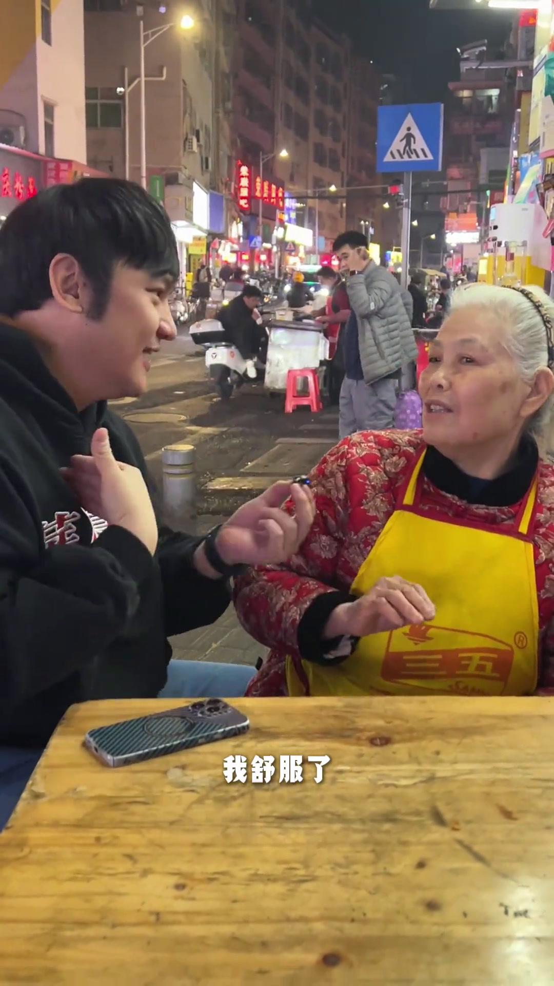 被这对70岁摆摊老人甜到了,看完暖暖的