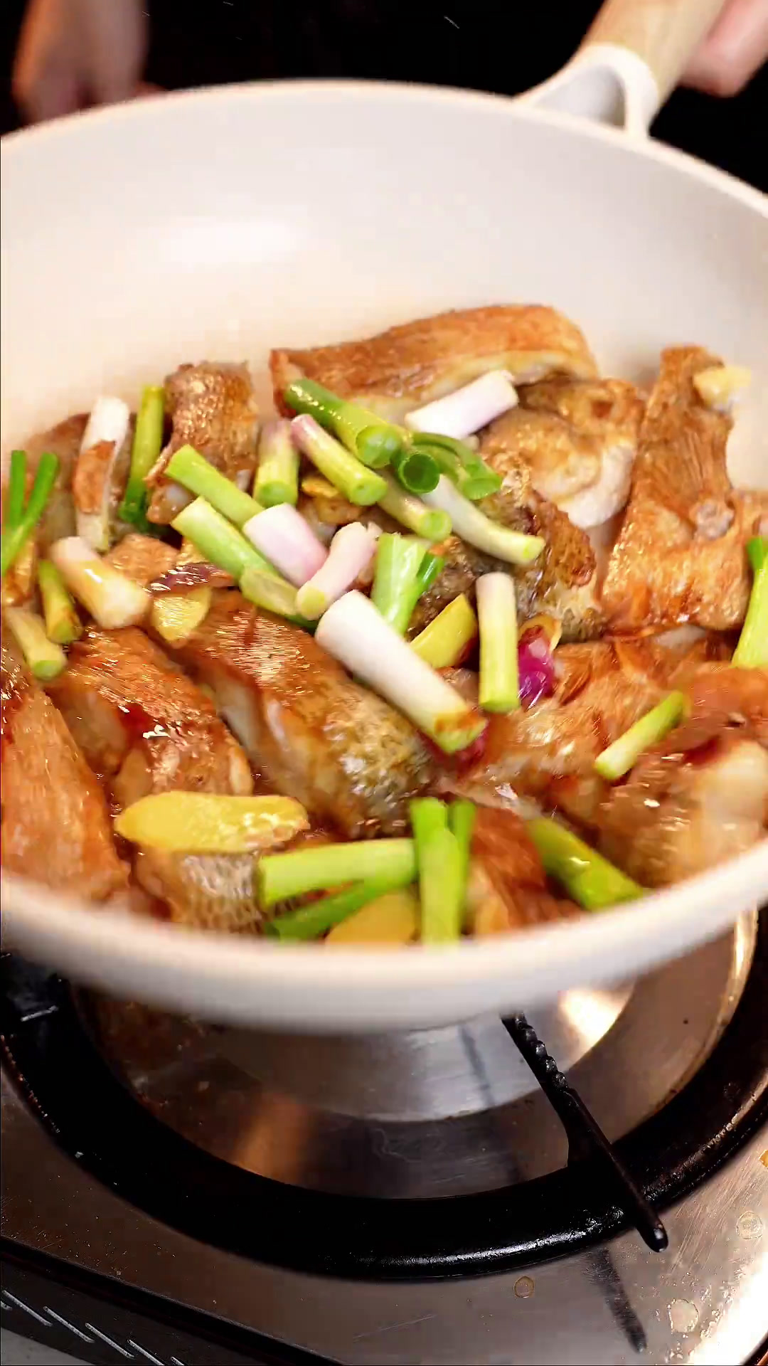 姜葱焗鱼 这样做的“姜葱焗鱼”简单又好吃,赶紧学起来