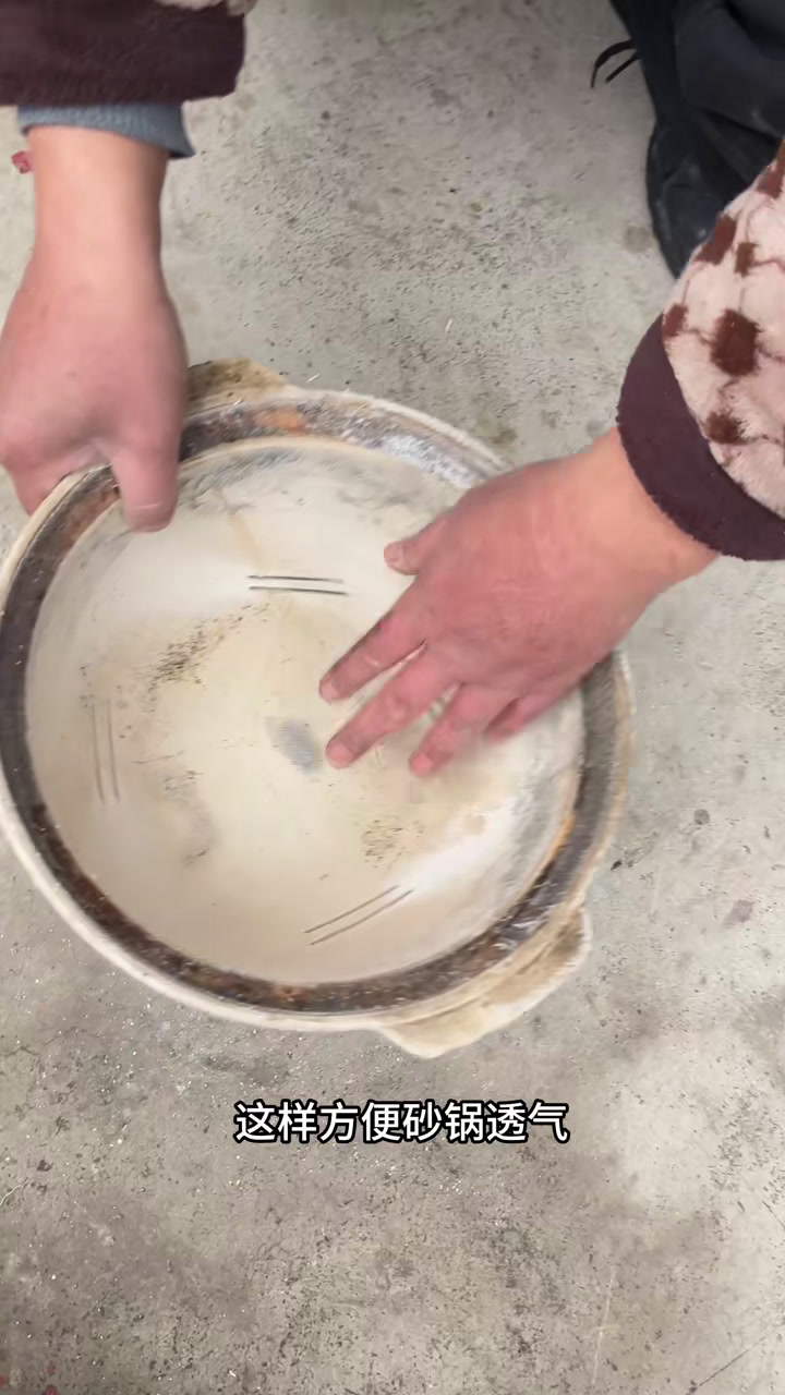 和公公婆婆一起围炉煮茶的日常。雨后的冬日,用公公自制的小火炉