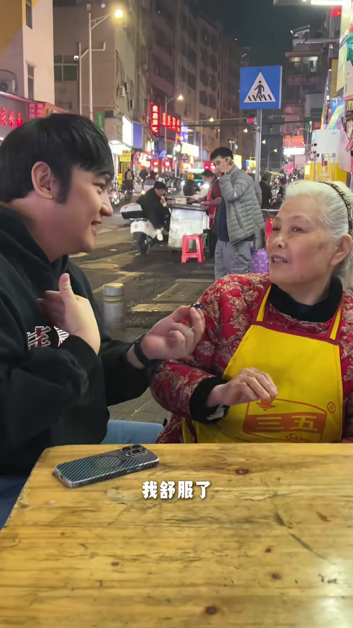 被这对70岁摆摊老人甜到了,看完暖暖的