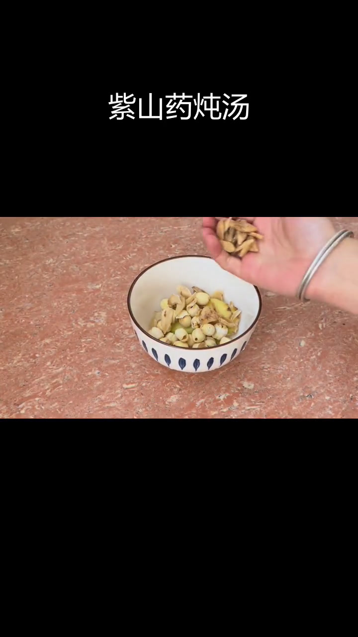 紫山药炖排骨,汤鲜肉嫩,营养满分