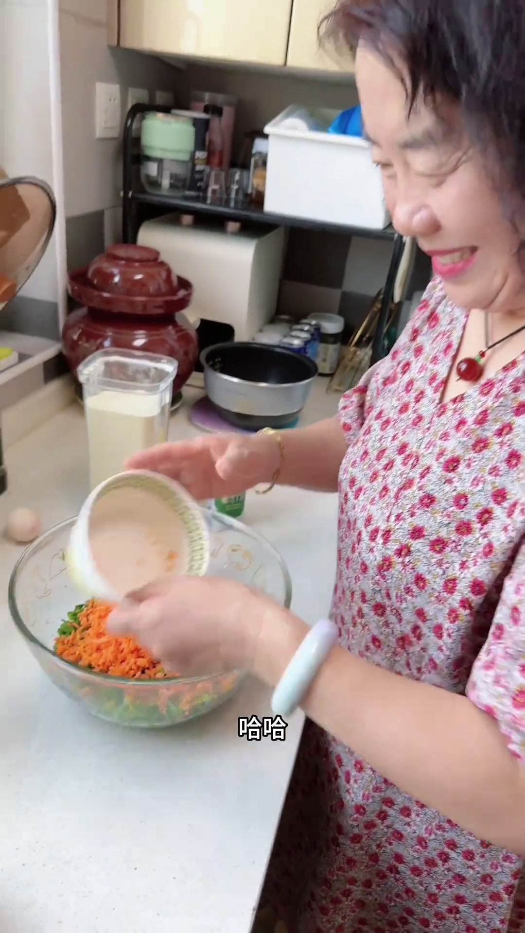 妈妈味道的贴饼子,特别软乎的芹菜贴饼子,很好吃哦!记录真实生活母女日常贴饼子家常做法