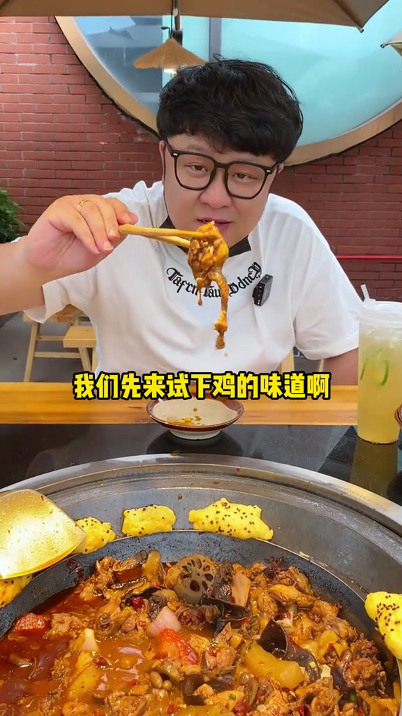 有一家号称川渝柴火鸡排队王开在常德了?今天带你体验一下!湖南常德山城柴火鸡川渝柴火鸡排队王