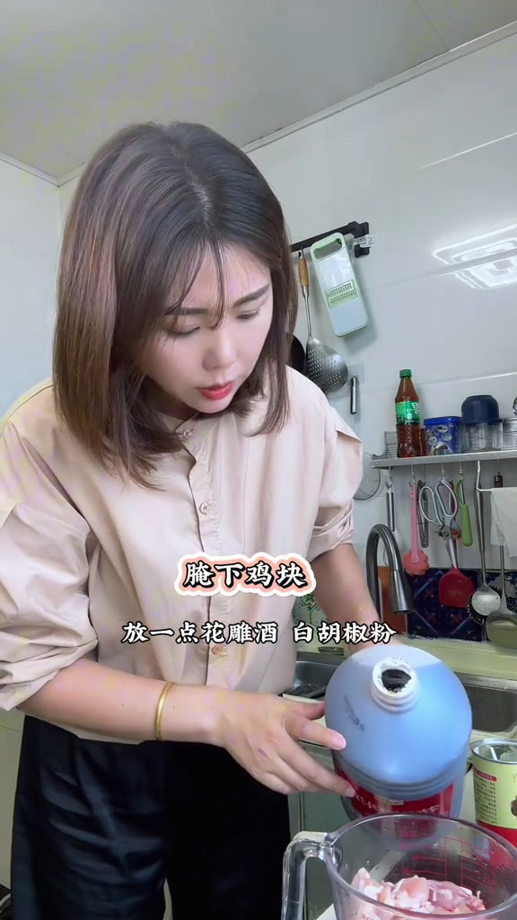 我不允许你还没吃过这么好吃的双椒鸡盖面,无敌了妈呀太香了辣子鸡面这一碗好过瘾