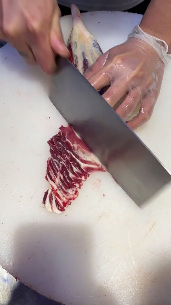 牛身上最好的的腱子肉五花趾的切法及摆盘出品。美食创作者五花趾刀功展示牛肉切薄片技巧爆花哥切