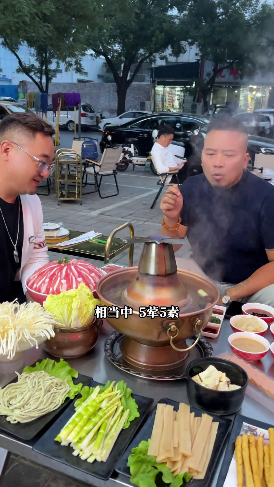 永兴斋呼伦贝尔涮羊肉!铜锅炭火清水,先涮后煎再烤,这样的吃法符合标准,很得劲铜锅涮羊肉呼伦