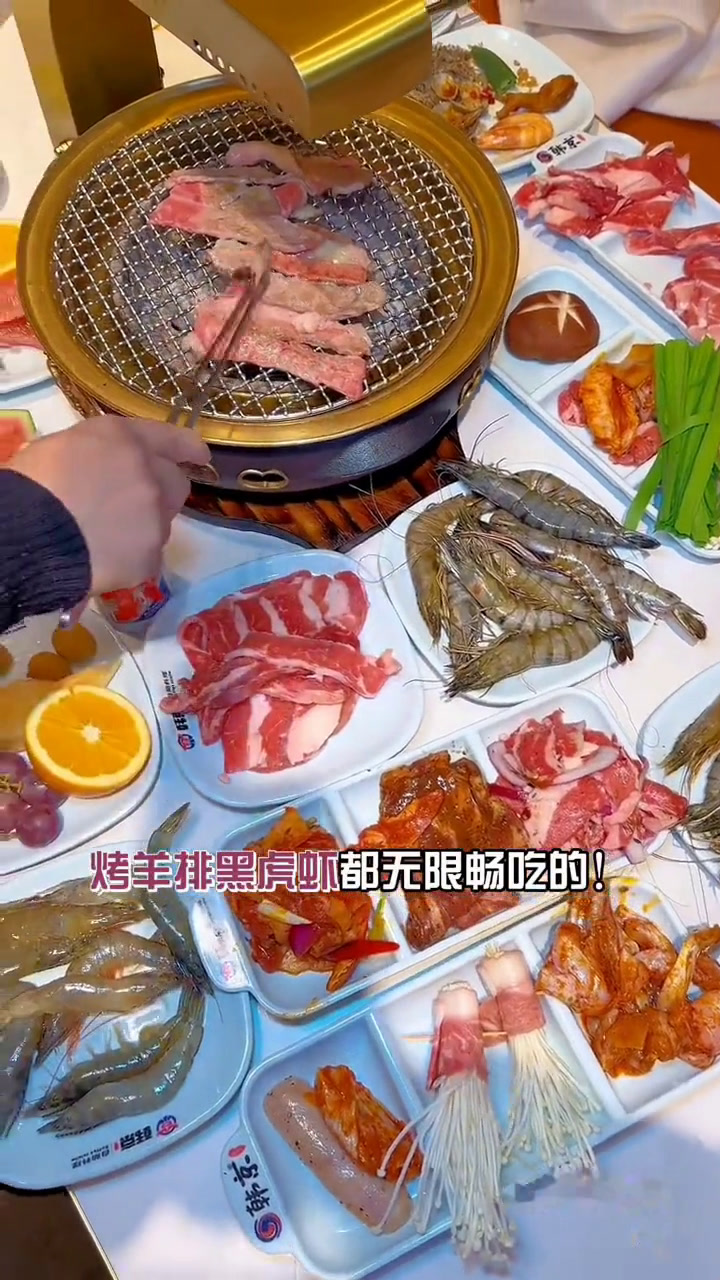 一百零几就能畅吃安格斯牛肉、黑虎虾、刺身、生蚝、烤羊排等两百多种菜品,隔壁说这也太卷了就在