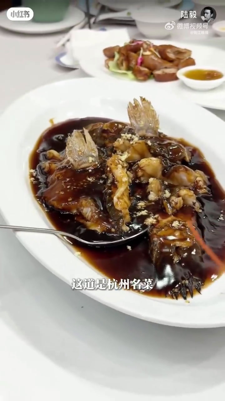 「陆毅带全家挑战西湖醋鱼:我有新吃法!」陆毅独创西湖醋鱼新吃法放醋里蘸一下 近日,演员 陆