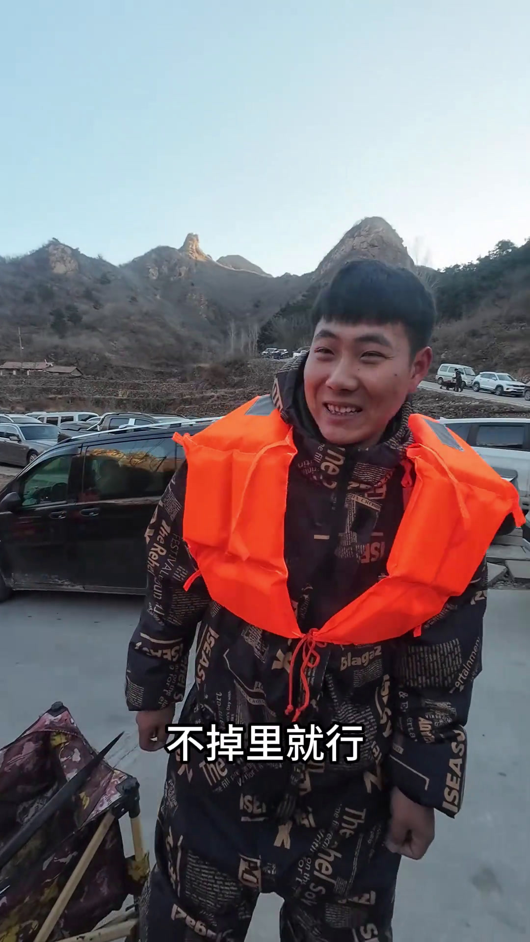 三个锚手的冰上锚鱼,看看谁鱼获最多?