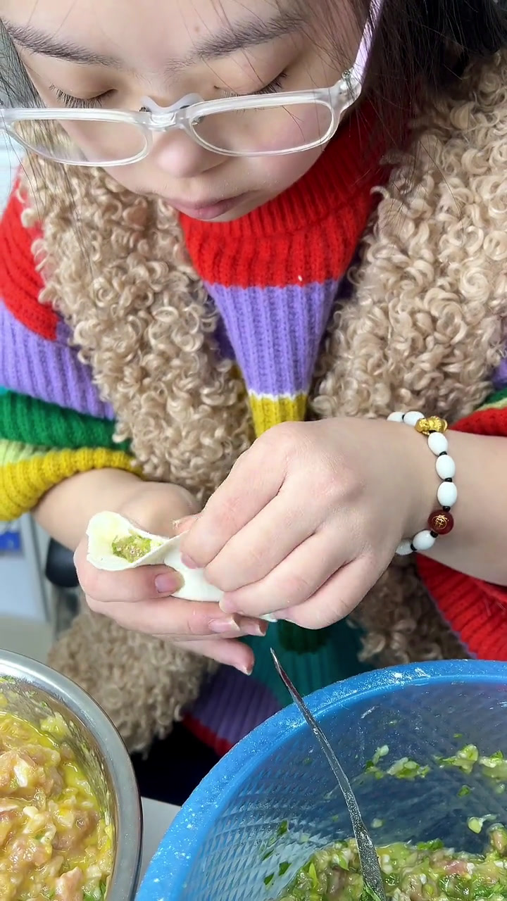 轩轩现在包饺子比之前又有了进步,今天是自己包的最多的一次,每个小进步都是一个大胜利