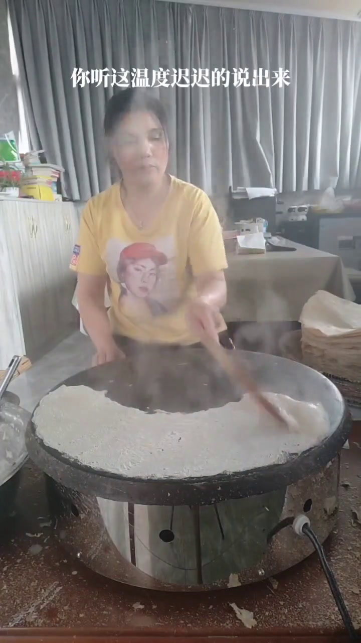 看铁鏊子烙的煎饼,又黄又香,纯手工煎饼一辈子都吃不够
