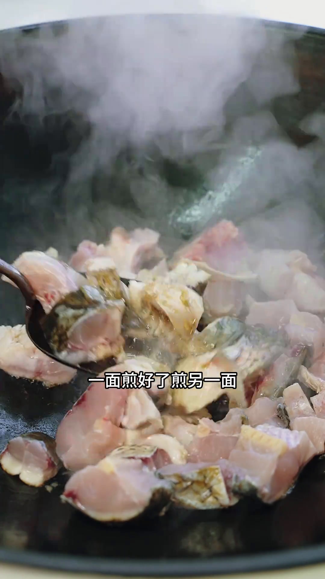 天冷了,湖北人最爱吃的鱼冻子,配上香喷喷的蛋炒饭