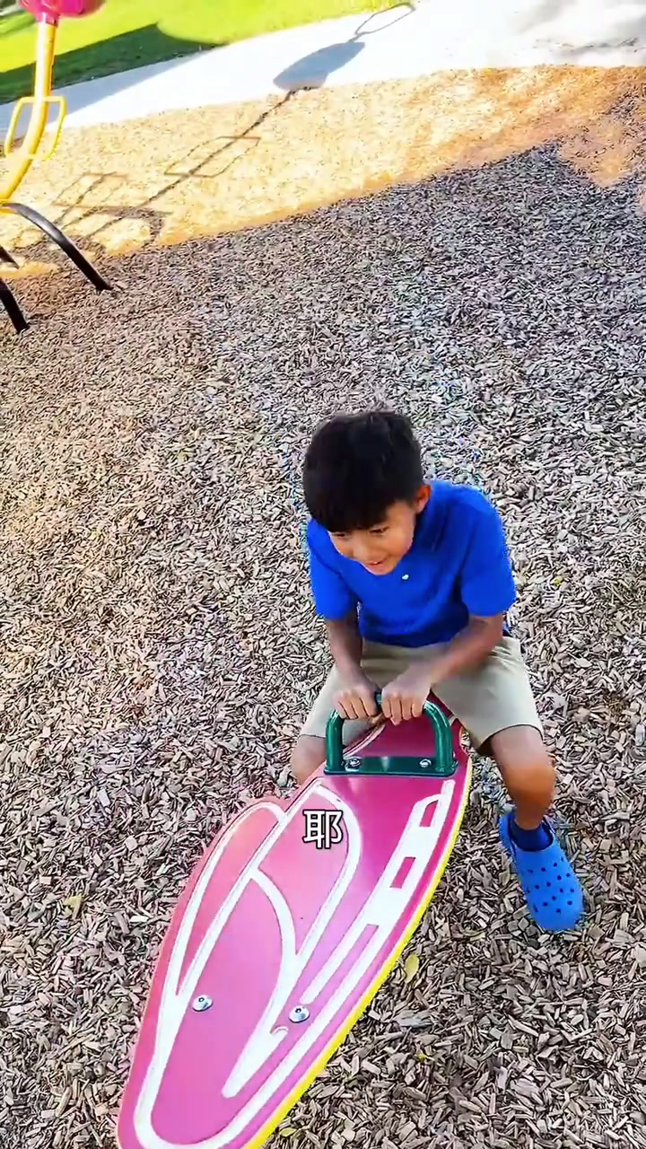 马迪和本本公园看鸭子放风筝