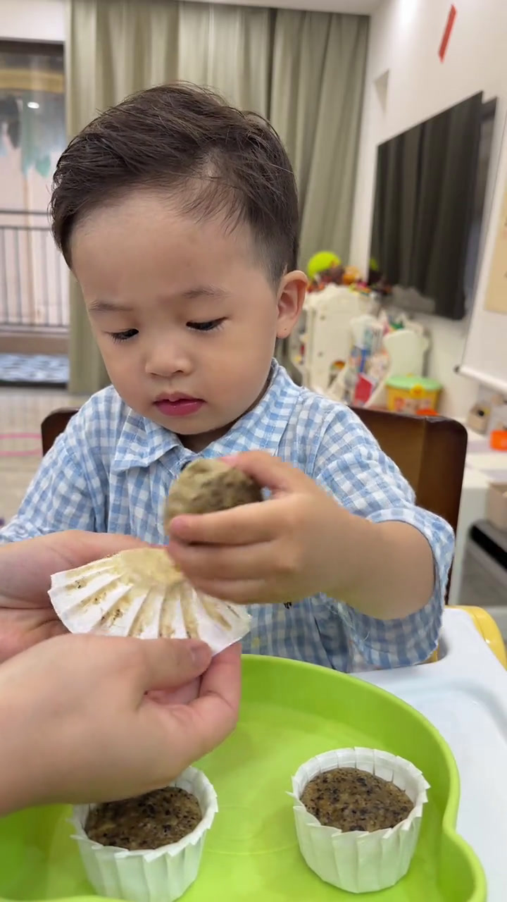 一岁九个月宝宝的下午茶点心安排和晚餐!八珍糕和鲜虾西葫芦饼都是很爱吃,吃的尤其满足