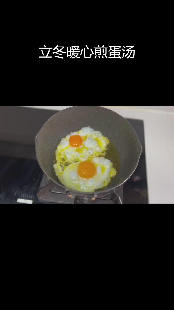 秋冬必备:煎蛋白菜汤,温暖又美味