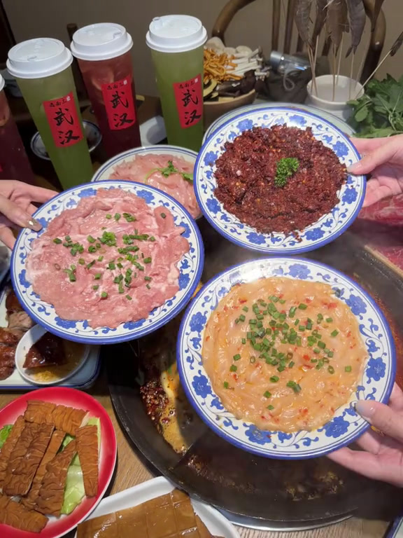 他们家的原因1新鲜的食材2过硬的锅底3来自重庆正宗的味道遇南三重庆火锅广告